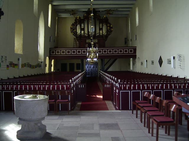 Blick ins Kirchenschiff der Kirche Arle