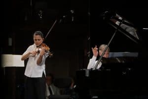 Beweisfoto: Violinistin Gergana Gergova wird bei der Tzigane von Alban Gerhardt am Klavier begleitet, Foto: Karlheinz Krämer