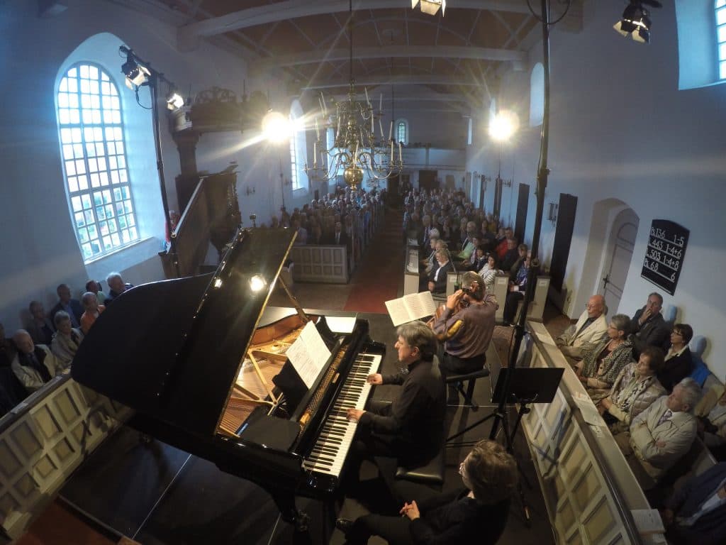 Beseeltes Publikum in der Ditzumer Kirche bei Beethovens Cello-Sonaten I, Foto: Karlheinz Krämer