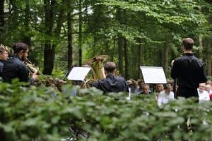 Ein Fest für Mücken und Zecken: Publikum und Musiker von Ardenti Brass im Heseler Wald, Foto: Karlheinz Krämer